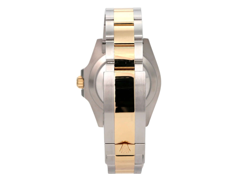 Seitenansicht der Rolex Submariner Date 41 Edelstahl Gelbgold 126613LB mit poliertem und satiniertem Armband.