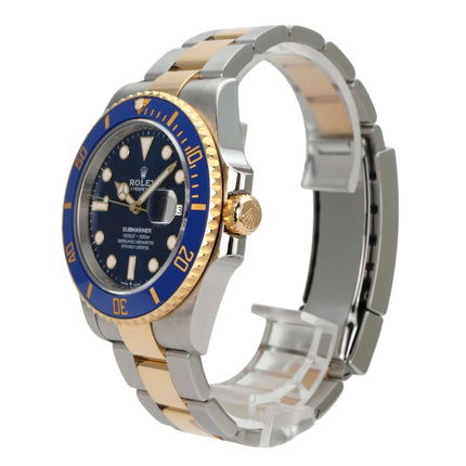 Rolex Submariner Date 41 Edelstahl Gelbgold 126613LB mit blauem Zifferblatt und goldener Lünette.