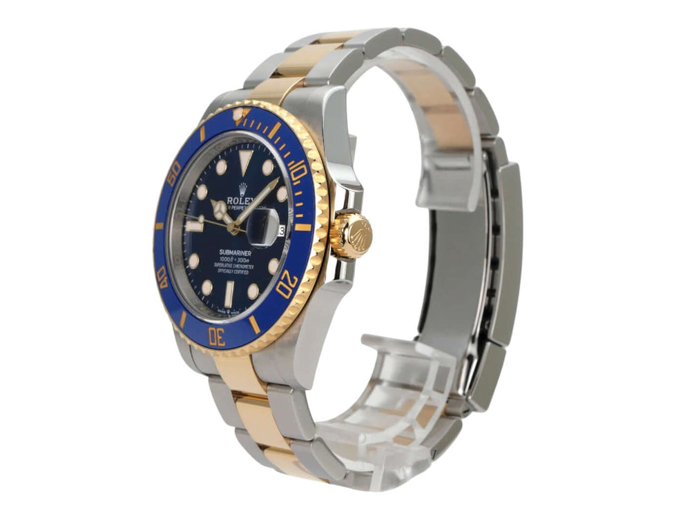 Rolex Submariner Date 41 Edelstahl Gelbgold 126613LB mit blauem Zifferblatt und goldener Lünette.