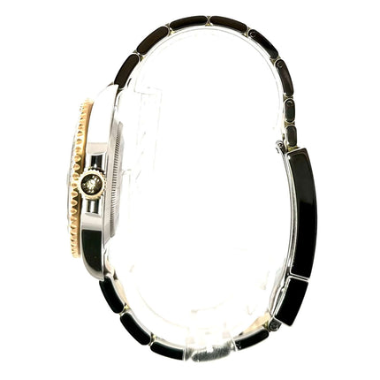 Rolex Submariner Date 41 Edelstahl Gelbgold 126613LN Seitenansicht Armband und Gehäuse mit schwarzer Keramik Einlage.