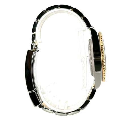 Seitenansicht der Rolex Submariner Date 41 Edelstahl Gelbgold 126613LN aus 2021 mit poliertem und satiniertem Armband.