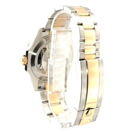 Rückseite der Rolex Submariner Date 41 Edelstahl/Gelbgold 126613LN, zeigte das polierte und satinierte Oyster Armband in Edelstahl und 18 Karat Gelbgold.