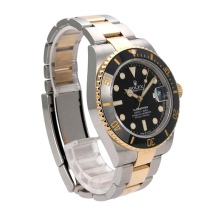 Rolex Submariner Date 41 Edelstahl Gelbgold 126613LN Uhr mit schwarzem Zifferblatt und gelbgoldener Lünette.