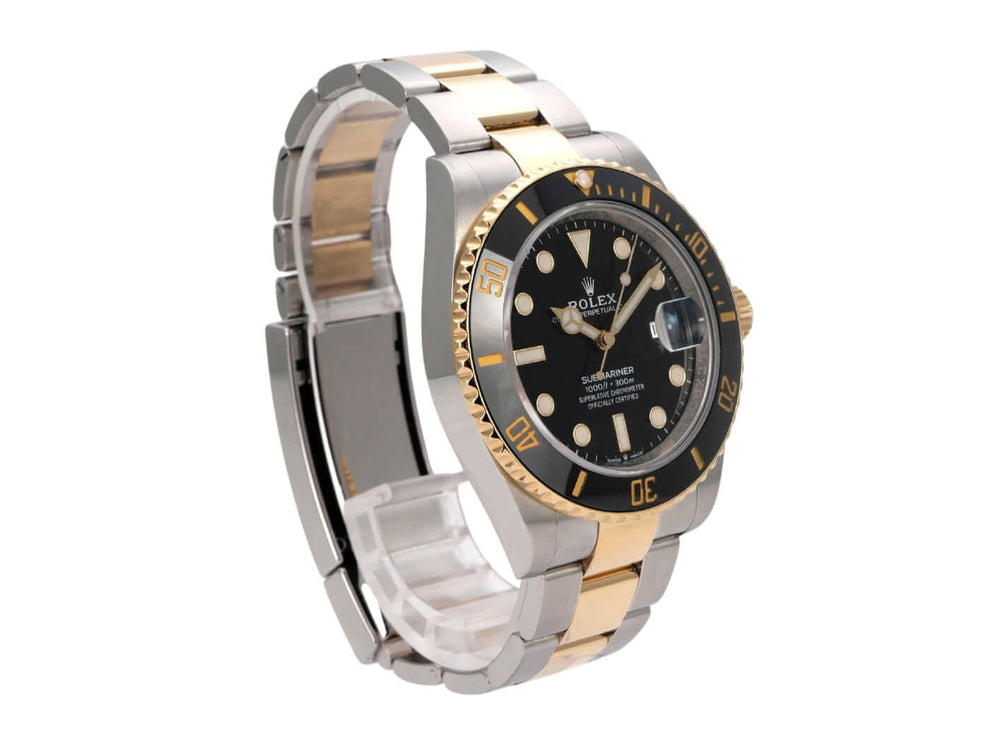 Rolex Submariner Date 41 Edelstahl Gelbgold 126613LN Uhr mit schwarzem Zifferblatt und gelbgoldener Lünette.
