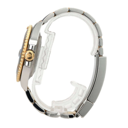 Rolex Submariner Date 41 Edelstahl Gelbgold 126613LN seitliche Ansicht mit poliertem und satiniertem Gehäuse.