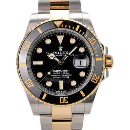 Rolex Submariner Date 41 Edelstahl Gelbgold 126613LN mit schwarzem Zifferblatt und goldener Lünette.