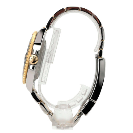 Seitenansicht der Rolex Submariner Date 41 Edelstahl Gelbgold 126613LN mit poliertem Gehäuse und Armband.