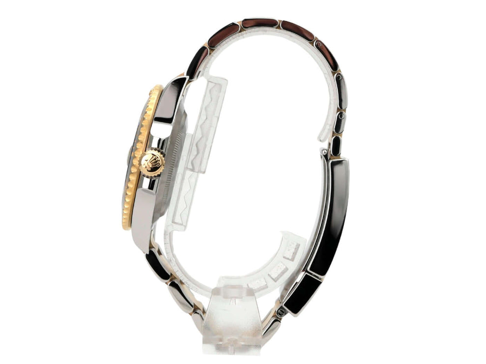 Seitenansicht der Rolex Submariner Date 41 Edelstahl Gelbgold 126613LN mit poliertem Gehäuse und Armband.