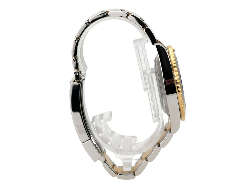 Seitenansicht der Rolex Submariner Date 41 Edelstahl Gelbgold 126613LN mit poliertem Edelstahl und Gelbgold.