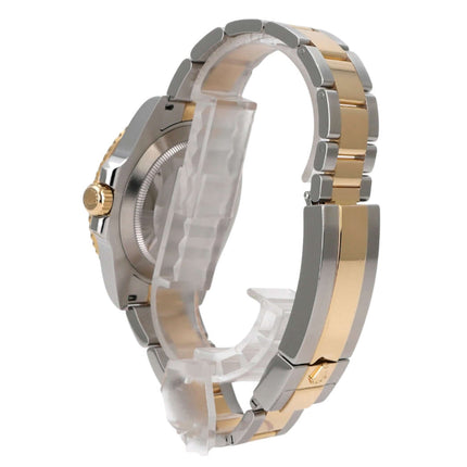 Rolex Submariner Date 41 Edelstahl Gelbgold 126613LN seitlich mit poliertem und satiniertem Armband.