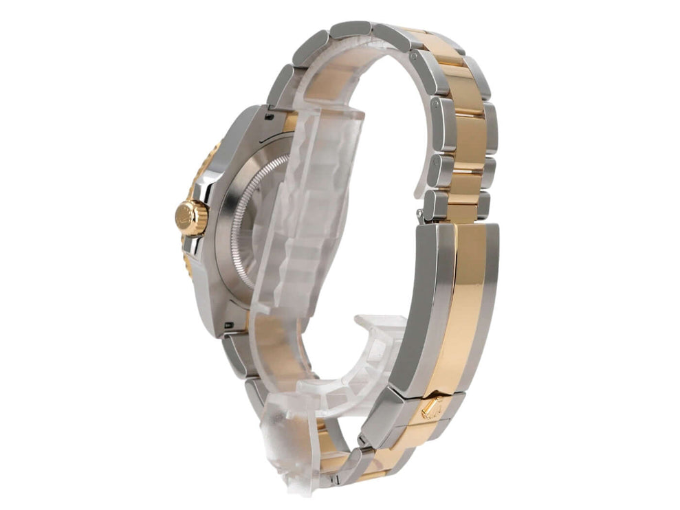 Rolex Submariner Date 41 Edelstahl Gelbgold 126613LN seitlich mit poliertem und satiniertem Armband.