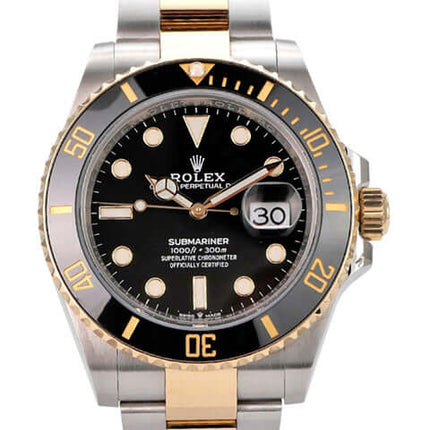 Rolex Submariner Date 41 Edelstahl Gelbgold 126613LN mit schwarzem Zifferblatt und Gelbgold-Lünette.