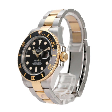 Rolex Submariner Date 41 Edelstahl Gelbgold 126613LN mit schwarzem Zifferblatt und Edelstahl-Gehäuse.