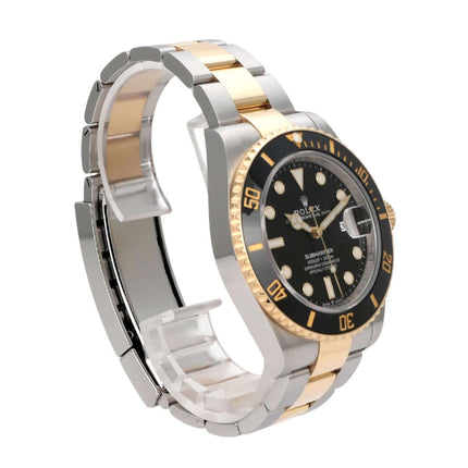 Rolex Submariner Date 41 Edelstahl Gelbgold 126613LN mit schwarzem Zifferblatt und goldfarbener Lünette.