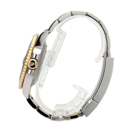 Rolex Submariner Date 41 Edelstahl Gelbgold 126613LN seitliche Ansicht mit Gelbgold-Lünette und Oyster-Armband.