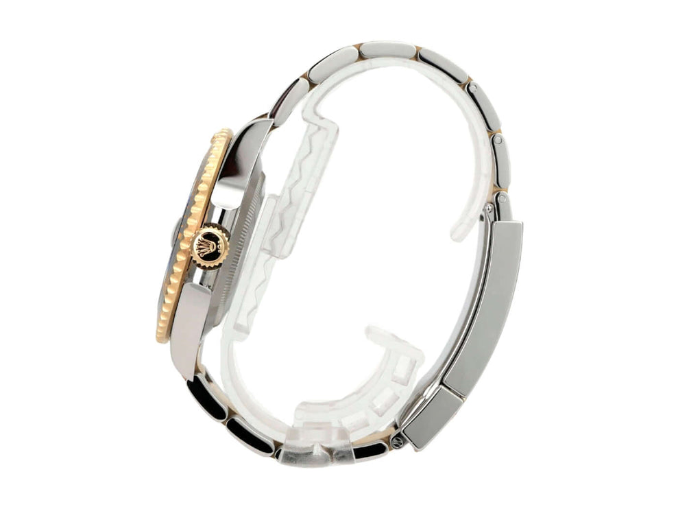Rolex Submariner Date 41 Edelstahl Gelbgold 126613LN seitliche Ansicht mit Gelbgold-Lünette und Oyster-Armband.