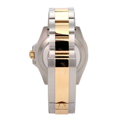 Ansicht der Rolex Submariner Date 41 Edelstahl Gelbgold 126613LN von der Seite, zeigt das polierte Armband.