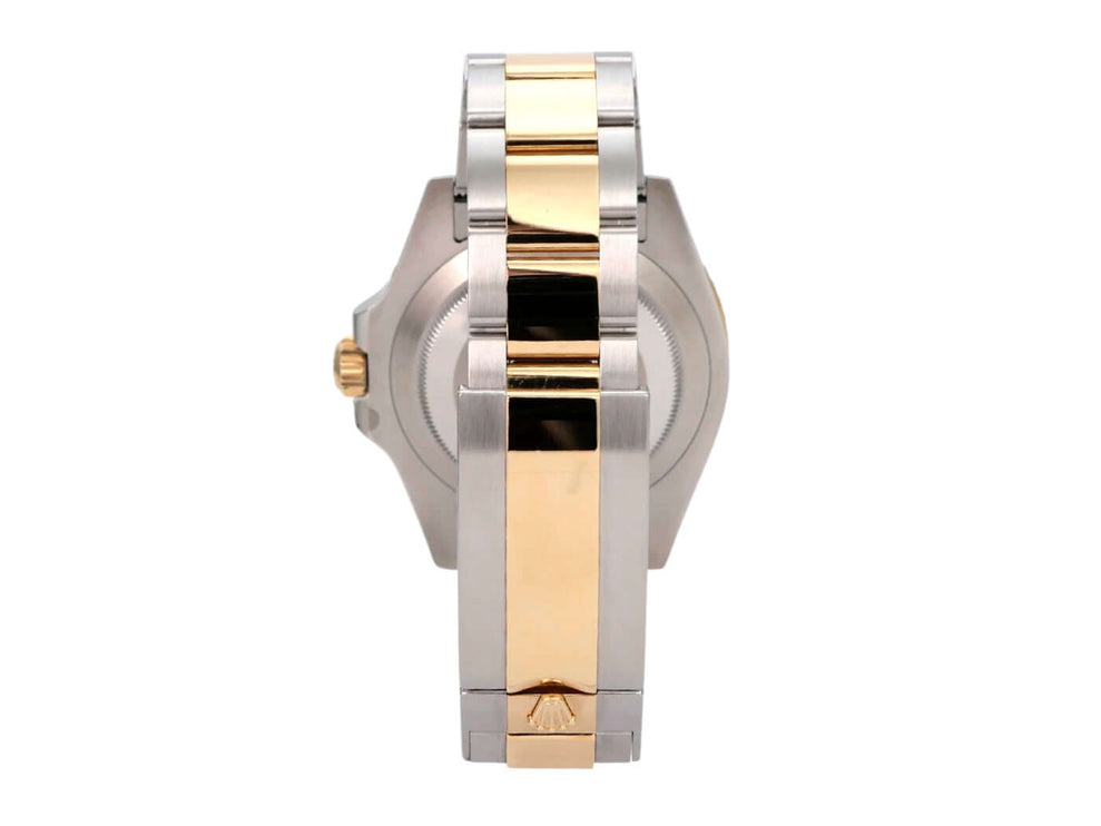Ansicht der Rolex Submariner Date 41 Edelstahl Gelbgold 126613LN von der Seite, zeigt das polierte Armband.