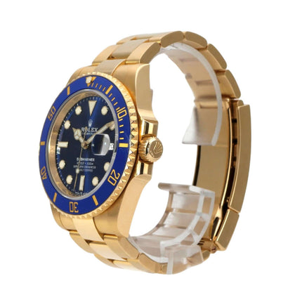 Rolex Submariner Date 41 Gelbgold 126618LB im Profil mit blauem Zifferblatt und Keramiklünette.