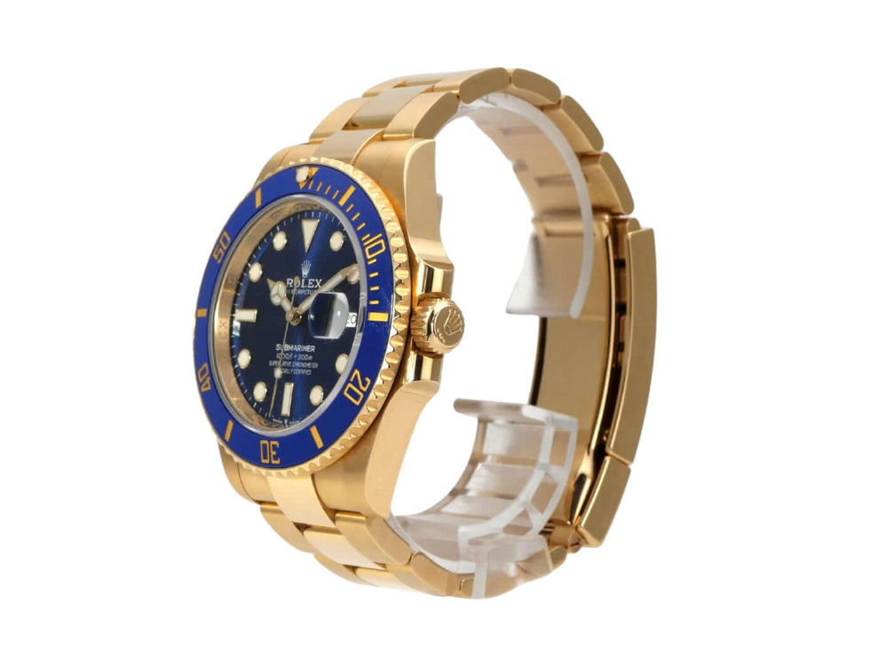 Rolex Submariner Date 41 Gelbgold 126618LB im Profil mit blauem Zifferblatt und Keramiklünette.