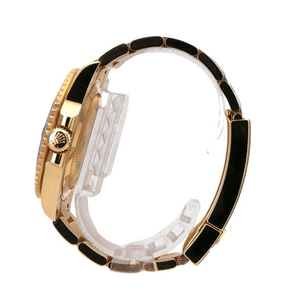 Rolex Submariner Date 41 Gelbgold 126618LB seitliche Ansicht des Gehäuses mit schwarzem Armband und goldenen Akzenten.