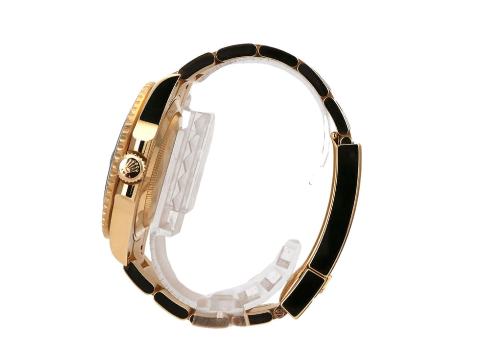 Rolex Submariner Date 41 Gelbgold 126618LB seitliche Ansicht des Gehäuses mit schwarzem Armband und goldenen Akzenten.