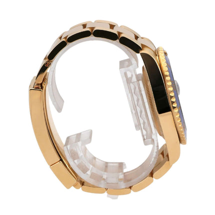 Seitenansicht der Rolex Submariner Date 41 Gelbgold 126618LB mit poliertem und satiniertem Gehäuse.