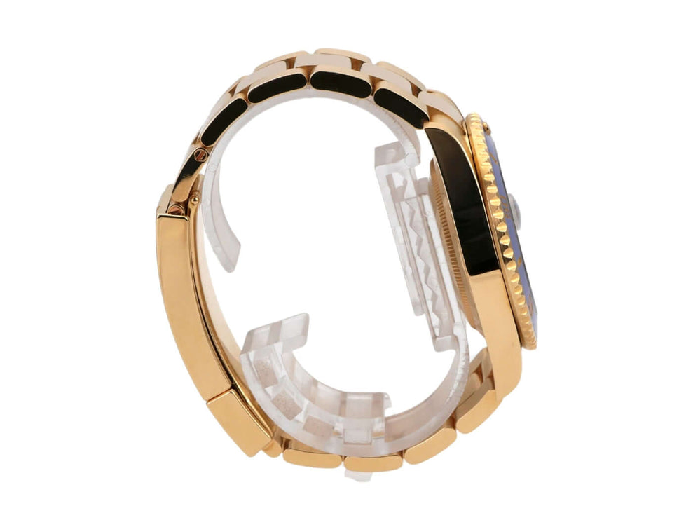 Seitenansicht der Rolex Submariner Date 41 Gelbgold 126618LB mit poliertem und satiniertem Gehäuse.