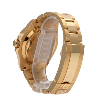 Seitenansicht der Rolex Submariner Date 41 Gelbgold 126618LB mit poliertem und satiniertem Armband.