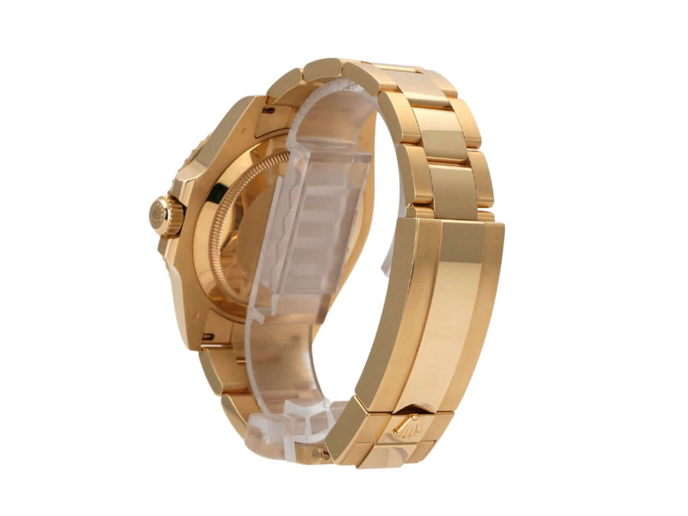 Seitenansicht der Rolex Submariner Date 41 Gelbgold 126618LB mit poliertem und satiniertem Armband.