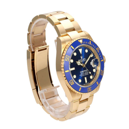 Rolex Submariner Date 41 Gelbgold 126618LB mit blauen Zifferblatt und goldenen Details, seitliche Ansicht.