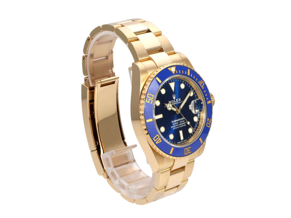 Rolex Submariner Date 41 Gelbgold 126618LB mit blauen Zifferblatt und goldenen Details, seitliche Ansicht.