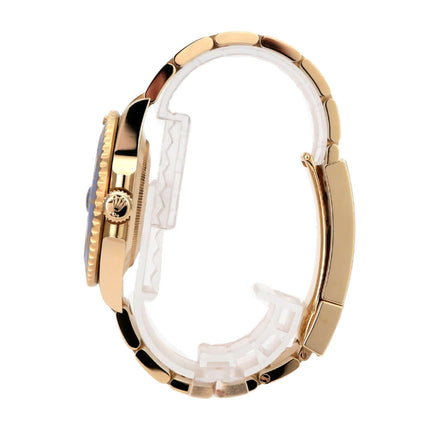 Rolex Submariner Date 41 Gelbgold 126618LB von der Seite mit 18 Karat Gelbgold-Armband und geriffelter Lünette.