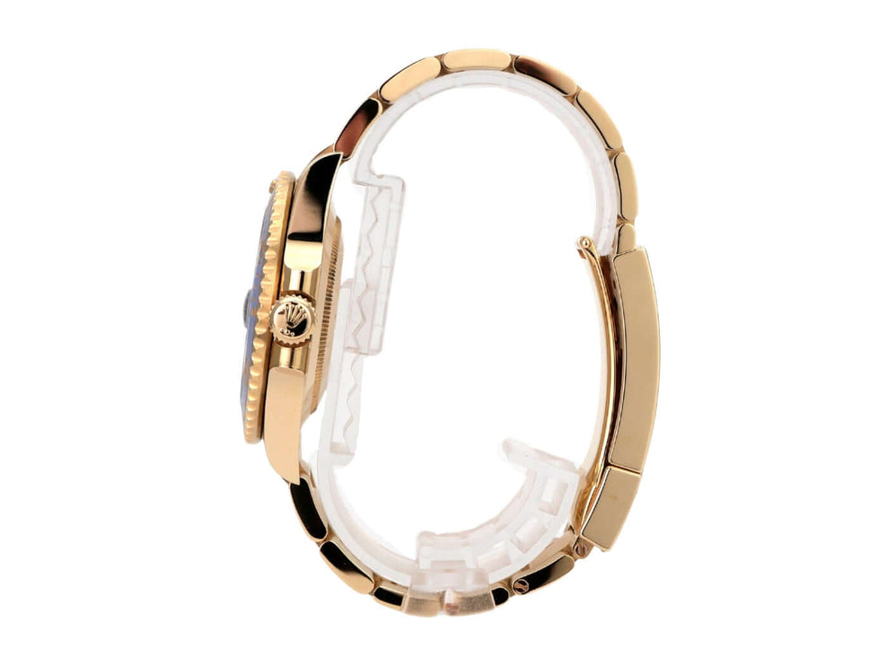 Rolex Submariner Date 41 Gelbgold 126618LB von der Seite mit 18 Karat Gelbgold-Armband und geriffelter Lünette.