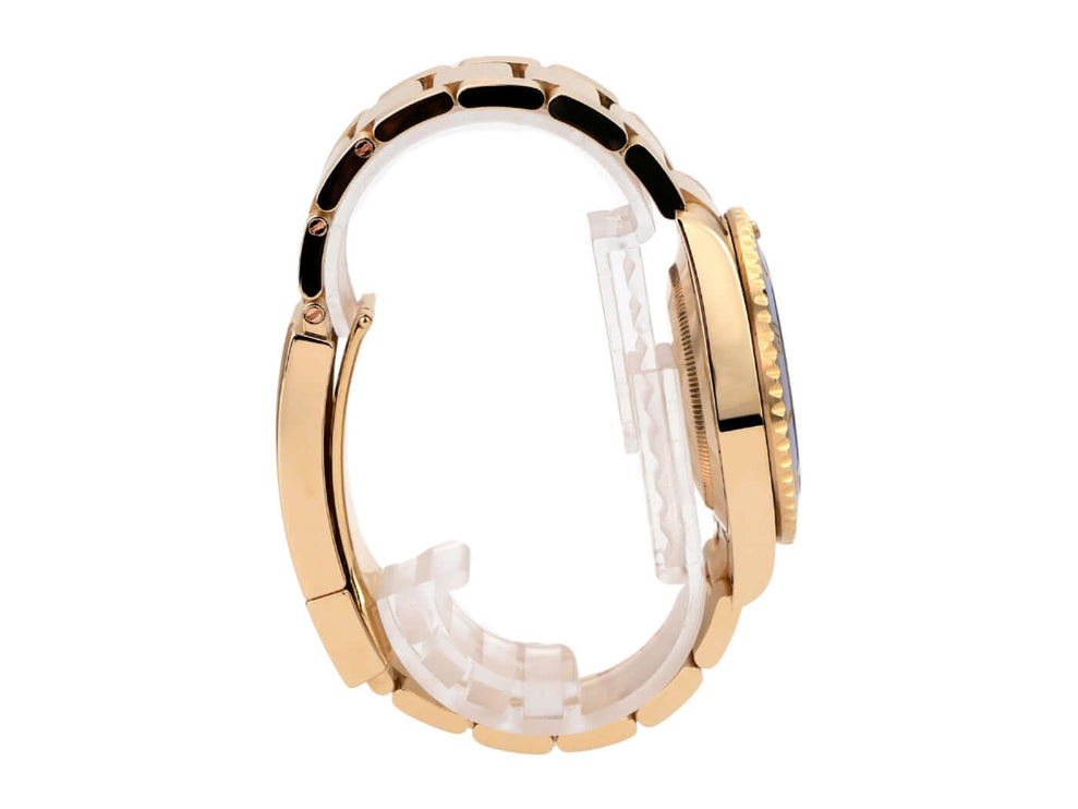 Seitenansicht der Rolex Submariner Date 41 Gelbgold 126618LB mit 18 Karat Gelbgold Geh&auml;use und Armband.