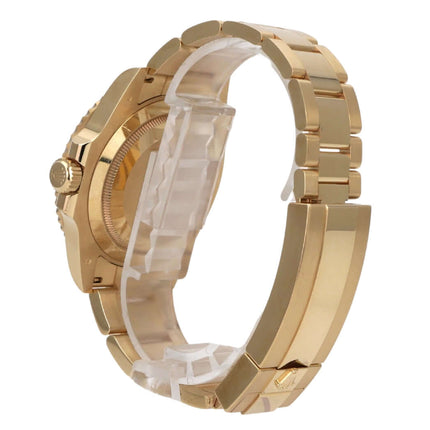 Rolex Submariner Date 41 Gelbgold 126618LB, Seitenansicht mit 18 Karat Gelbgold-Armband und blauer Lünette