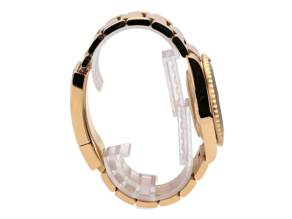 Seitenansicht der Rolex Submariner Date 41 Gelbgold 126618LN mit poliertem und satiniertem Armband.