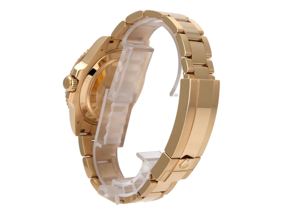 Seitenansicht der Rolex Submariner Date 41 Gelbgold Ref. 126618LN mit satiniertem Armband aus 18 Karat Gelbgold.
