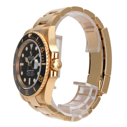 Rolex Submariner Date 41 Gelbgold 126618LN seitliche Ansicht mit schwarzem Zifferblatt und goldenem Armband.