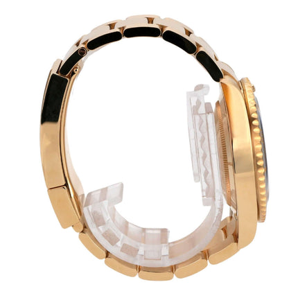 Rolex Submariner Date 41 Gelbgold 126618LN seitliche Ansicht des Gehäuses und Armbands in 18 Karat Gelbgold.