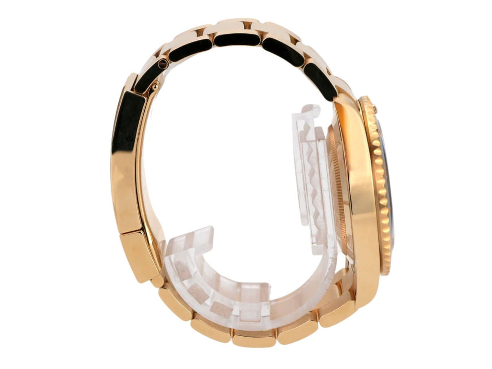 Rolex Submariner Date 41 Gelbgold 126618LN seitliche Ansicht des Gehäuses und Armbands in 18 Karat Gelbgold.