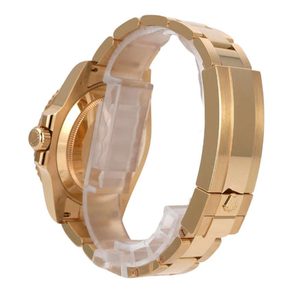 Detailansicht der Rolex Submariner Date 41 Gelbgold 126618LN mit poliertem 18 Karat Gelbgold-Armband.