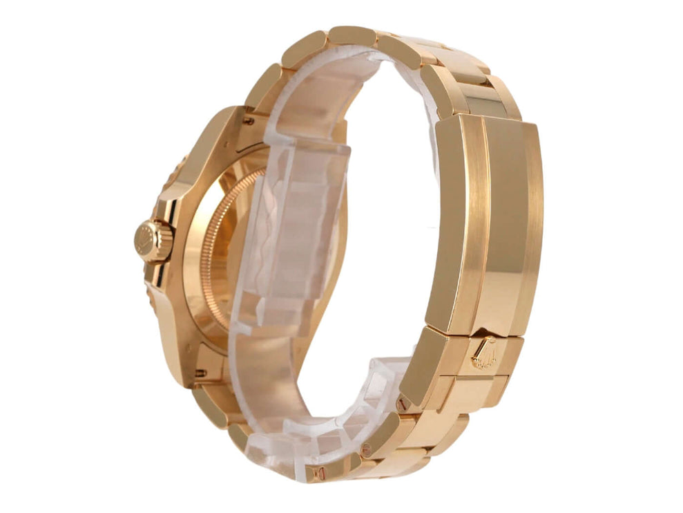 Detailansicht der Rolex Submariner Date 41 Gelbgold 126618LN mit poliertem 18 Karat Gelbgold-Armband.