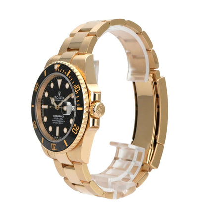 Rolex Submariner Date 41 Gelbgold 126618LN seitliche Ansicht mit schwarzem Zifferblatt und 18 Karat Gelbgold Armband.
