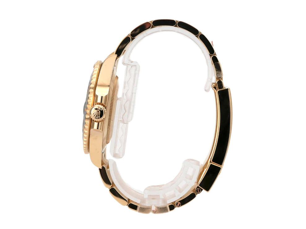 Seitenansicht der Rolex Submariner Date 41 Gelbgold 126618LN mit 18 Karat Gelbgold und schwarzer Keramik Lünette.