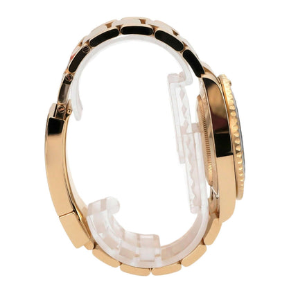 Seitenansicht der Rolex Submariner Date 41 Gelbgold 126618LN mit poliertem und satiniertem Gehäuse aus 18 Karat Gelbgold.