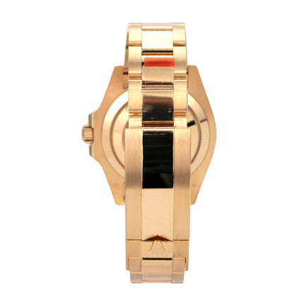 Rolex Submariner Date 41 Gelbgold 126618LN seitliche Ansicht des 18 Karat Gelbgold Gehäuses und Armbands.