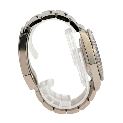 Seitenansicht der Rolex Submariner Date Weißgold 126619LB mit poliertem Gehäuse und blauer Lünette.