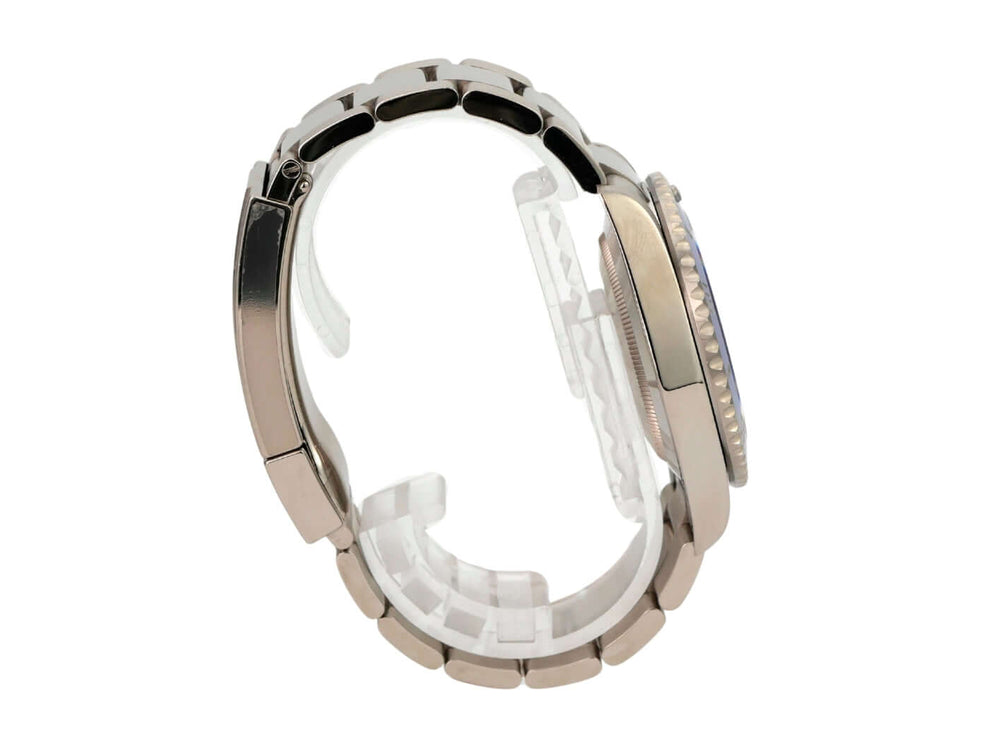 Seitenansicht der Rolex Submariner Date Weißgold 126619LB mit poliertem Gehäuse und blauer Lünette.