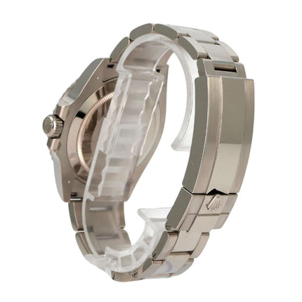 Rolex Submariner Date Weißgold 126619LB seitliche Ansicht des Gehäuses mit Oyster Armband aus 18 kt Weißgold.